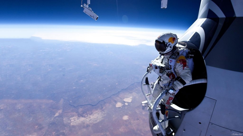 Феликс Баумгартнер перед прыжком из стратосферы (2).jpg